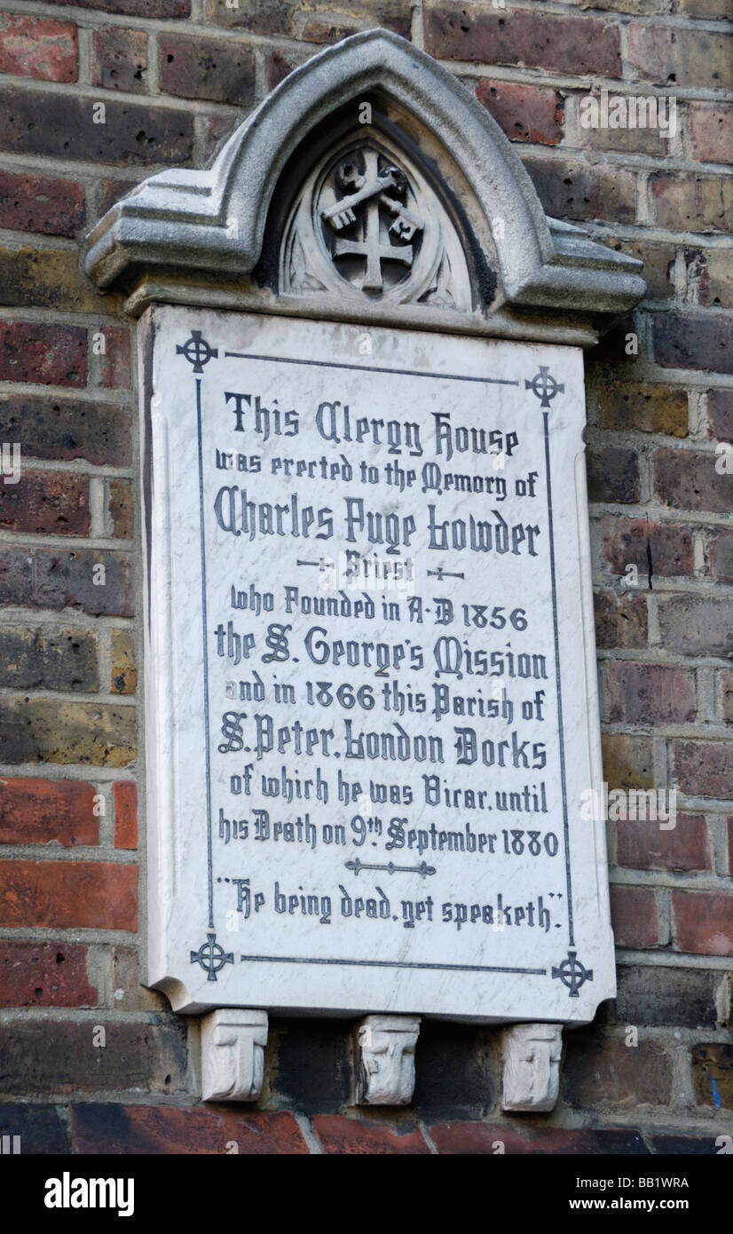 Memorial lapide a ricordo di Charles Fuge Lowder al di fuori di St Peter s docks londinesi chiesa a Wapping London Foto Stock