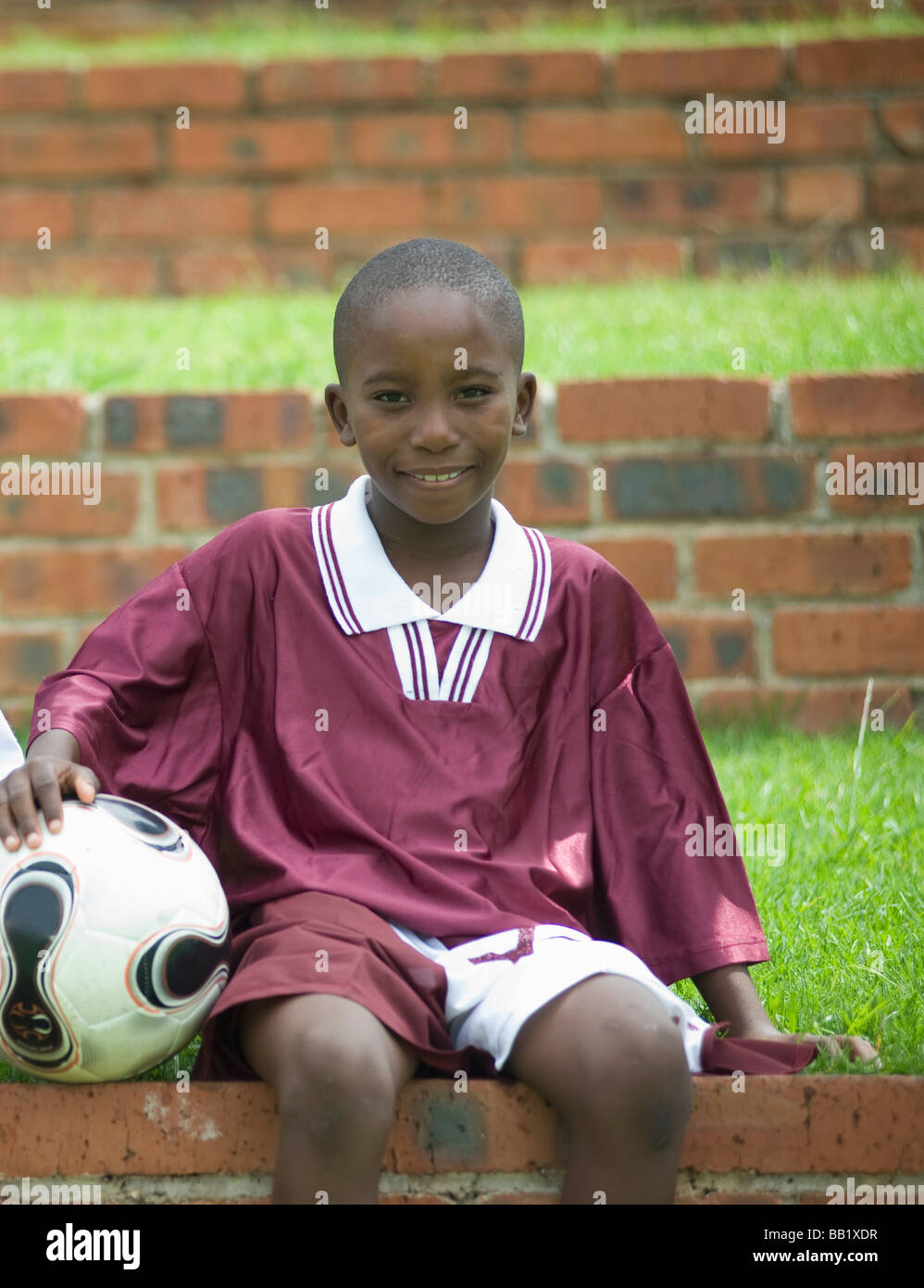 Ritratto di un giovane ragazzo con un pallone da calcio, Johannesburg, Sud Africa Foto Stock