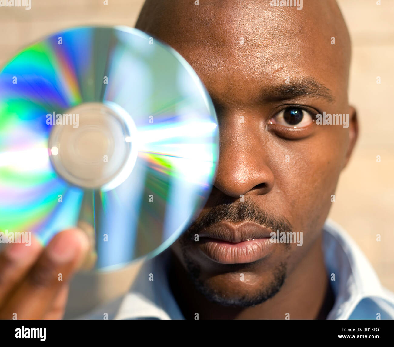 Colpo di testa di un uomo tenendo su un CD. Pretoria, Sud Africa Foto Stock