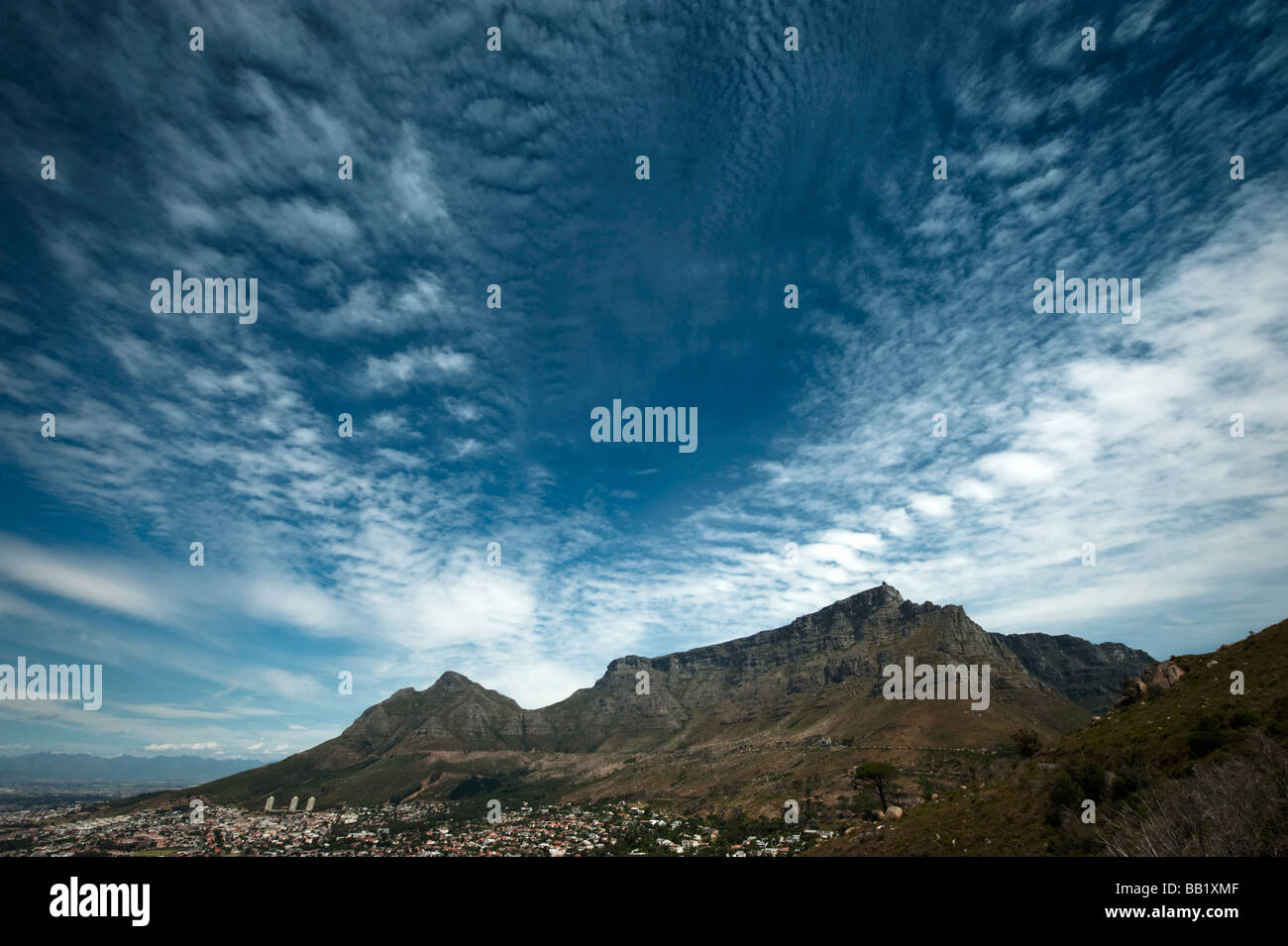Vista laterale di Table Mountain con i modelli cloud, Cape Town, Provincia del Capo Occidentale, Sud Africa Foto Stock