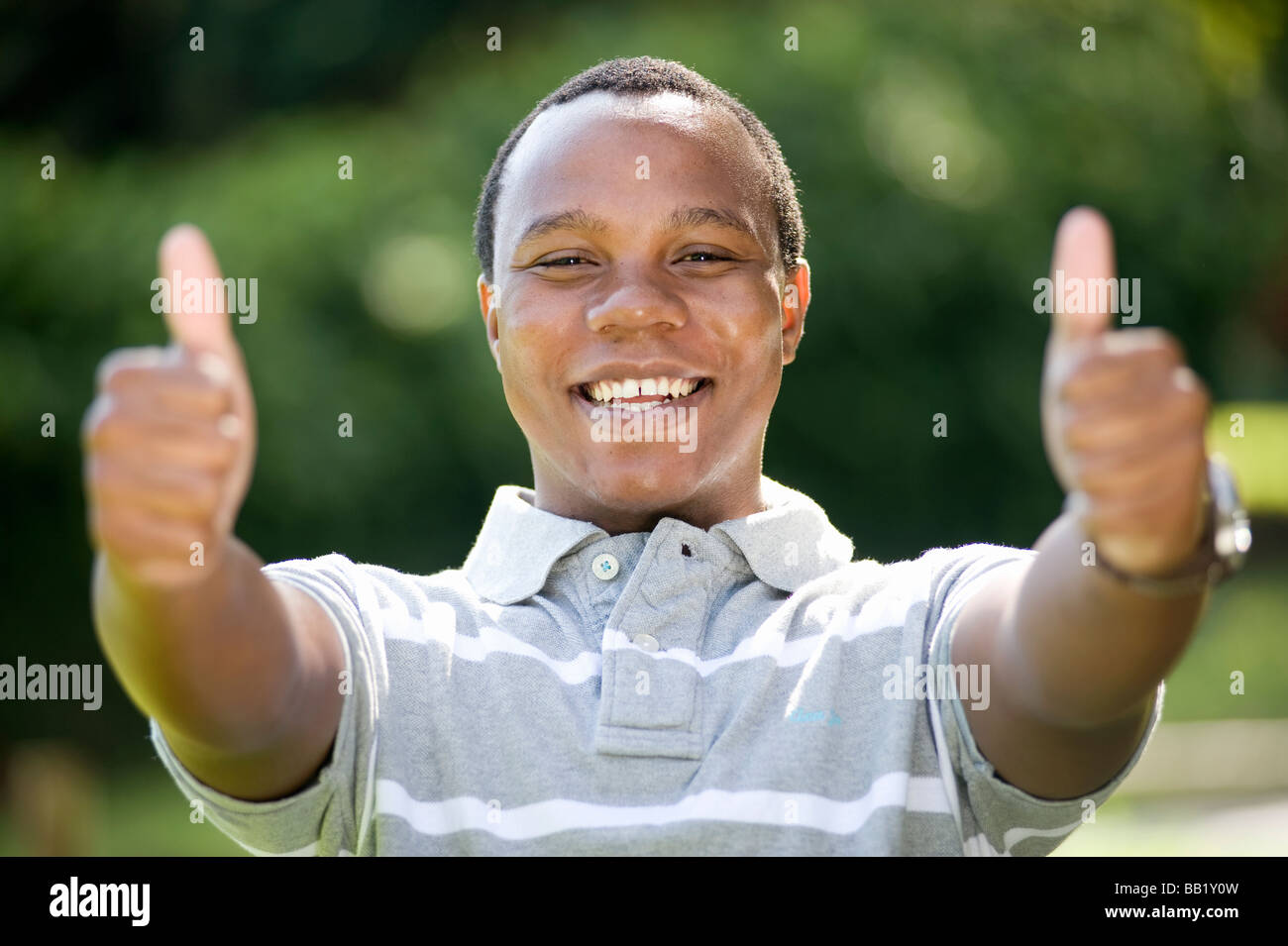 L uomo dando due pollici fino alla telecamera, Johannesburg, provincia di Gauteng, Sud Africa Foto Stock