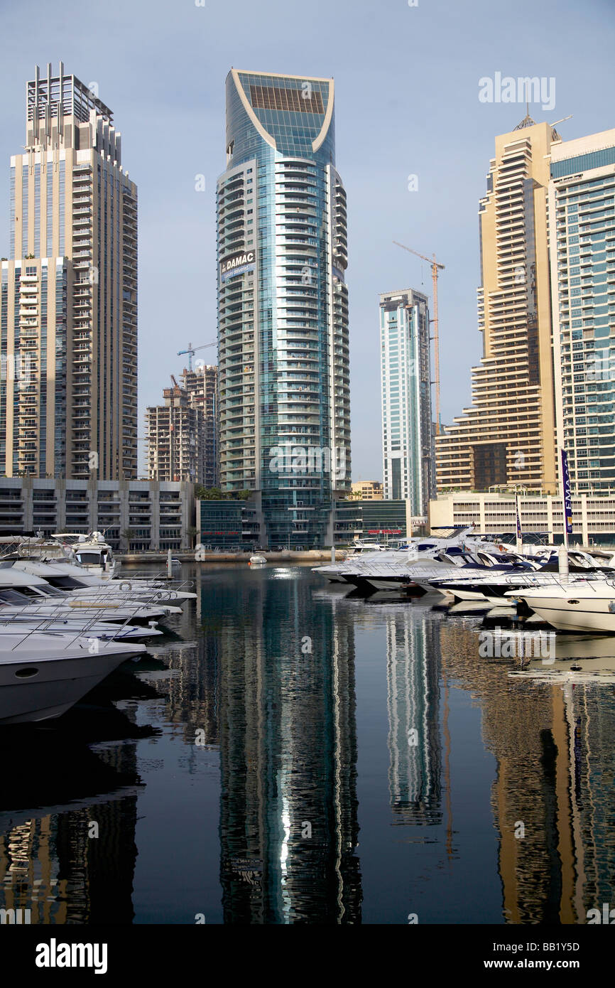 Dubai Marina con edifici e barche in background, Dubai, UAE Foto Stock