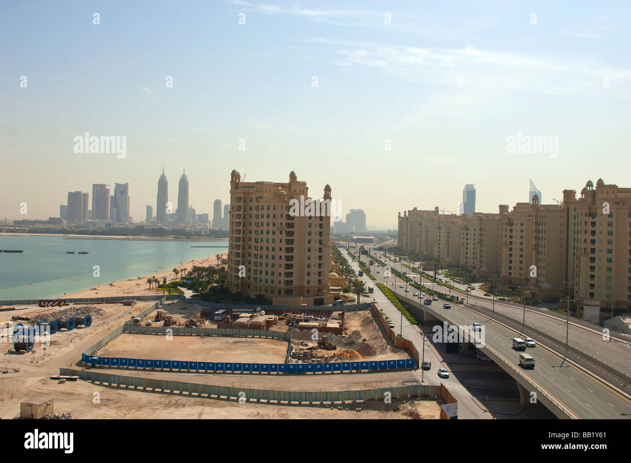 Angolo di alta vista del mare di Dubai e City, Dubai, EAU. Foto Stock