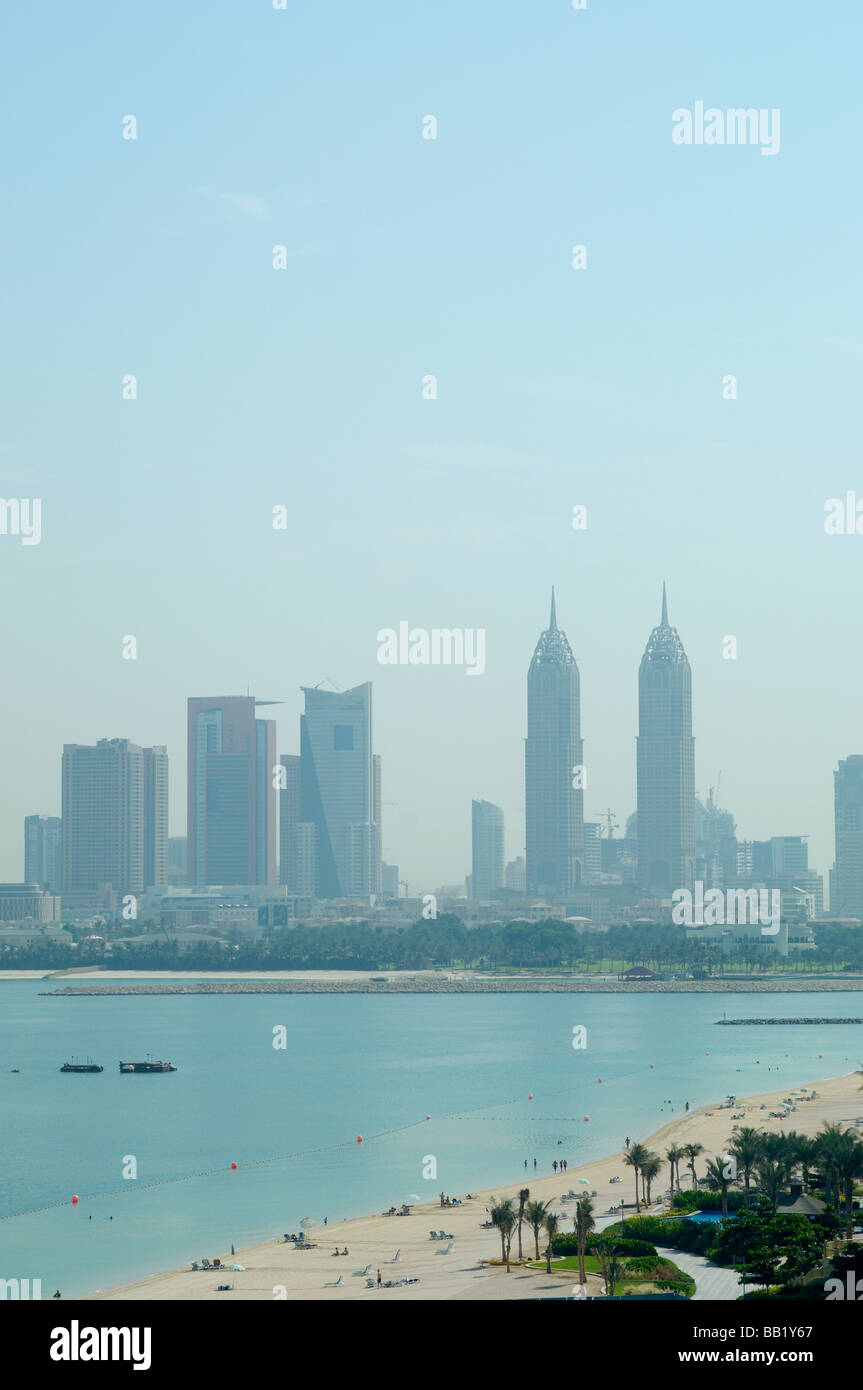 Angolo di alta vista del mare con la città di Dubai in background, Dubai, UAE Foto Stock