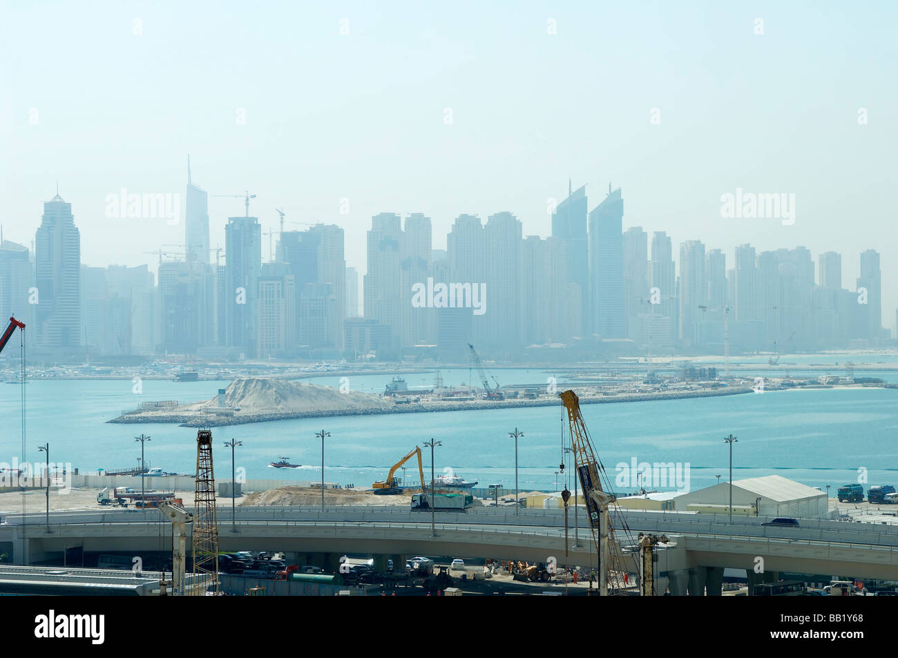 Elevato angolo di visione dell'autostrada, il mare e la città sullo sfondo, Dubai, UAE Foto Stock