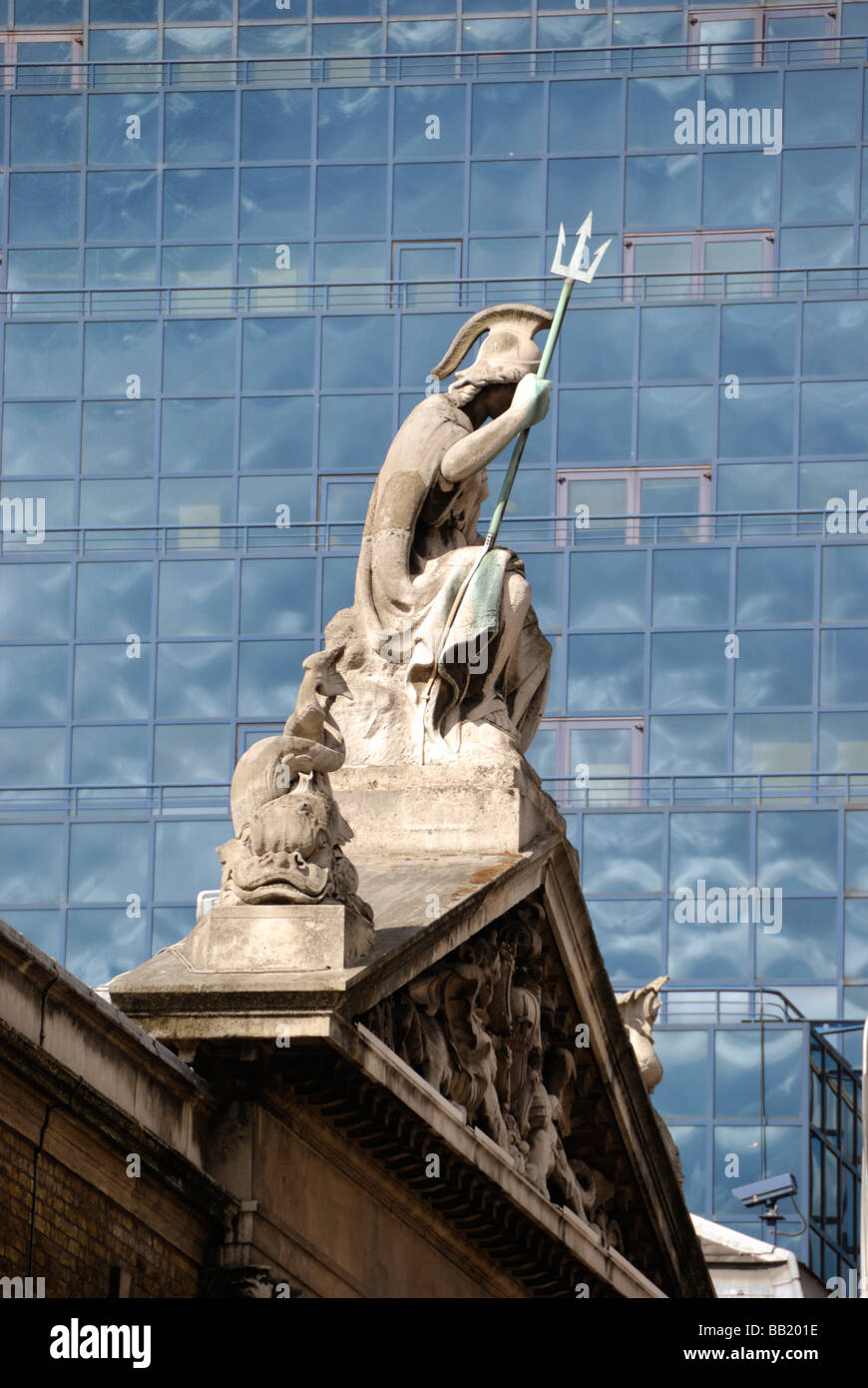 Statua di Britannia al di sopra del vecchio mercato di Billingsgate visto agianst ufficio moderno edificio Lower Thames St Londra Foto Stock
