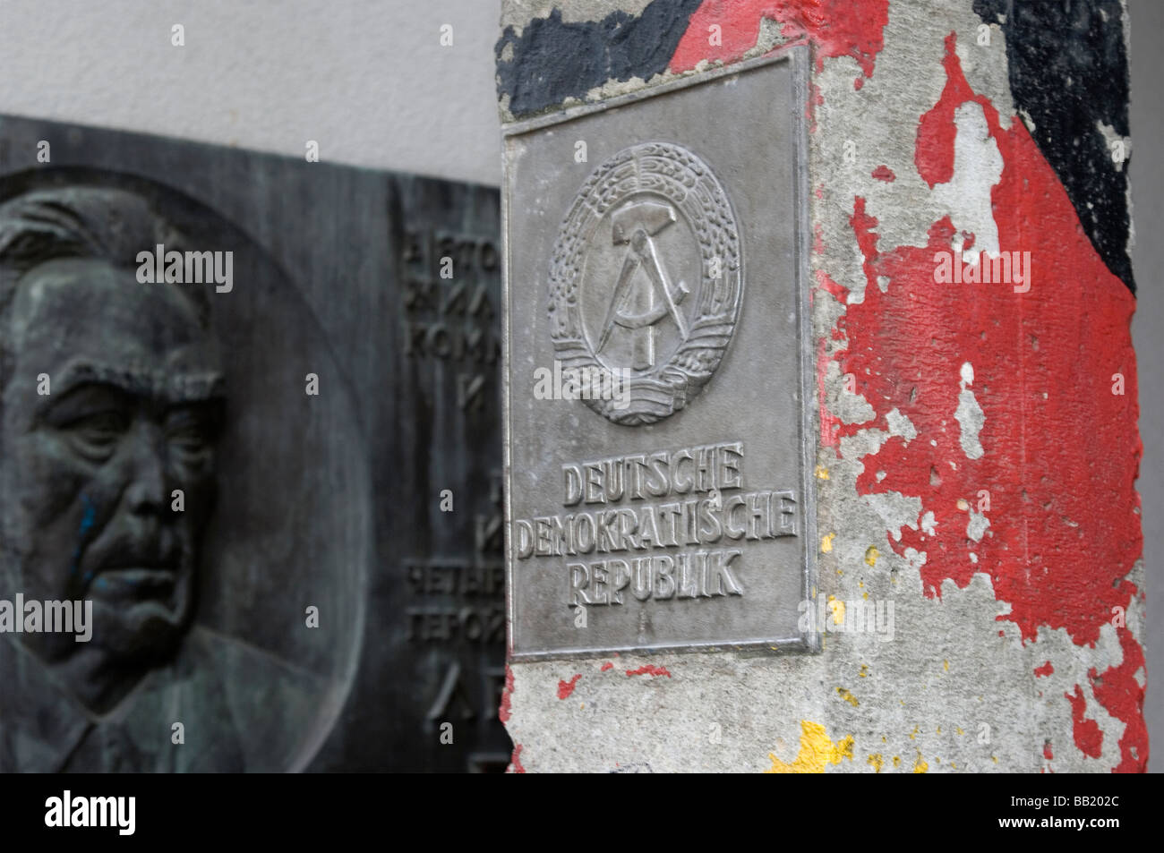Vecchia pietra di confine al Checkpoint Charlie Berlino Germania Foto Stock