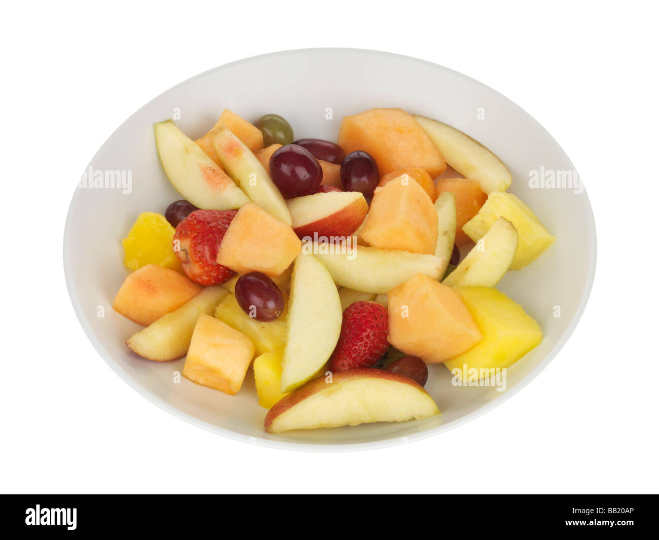 Fresco e salutare ciotola di organico insalata di frutta isolati contro uno sfondo bianco con nessun popolo e un tracciato di ritaglio Foto Stock