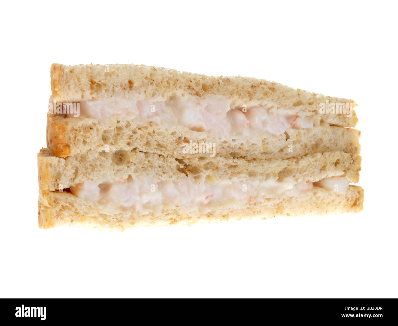 Fresco e salutare di gamberi Sandwich di maionese sul pane marrone con n. persone isolate contro uno sfondo bianco con un tracciato di ritaglio Foto Stock