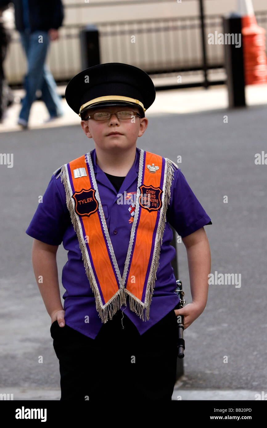 Corby giovani difensori boy durante Orangemen Parade di Londra Foto Stock