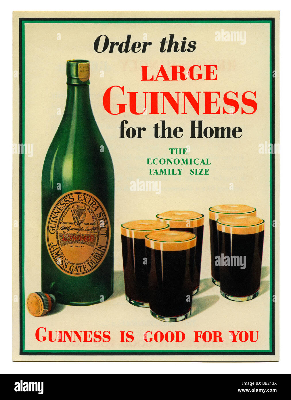 Una piccola vecchia poster pubblicitari una bottiglia grande di Guinness Extra Stout da bere a casa, c. 1950 Foto Stock