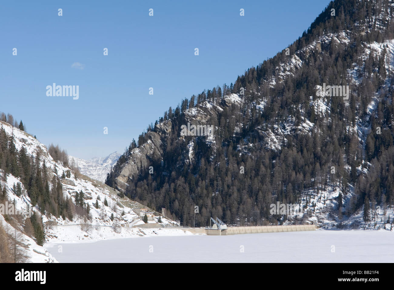 Lago ghiacciato Zufrittsee (Gioveretto) con neve, Alpi Italiane Foto Stock