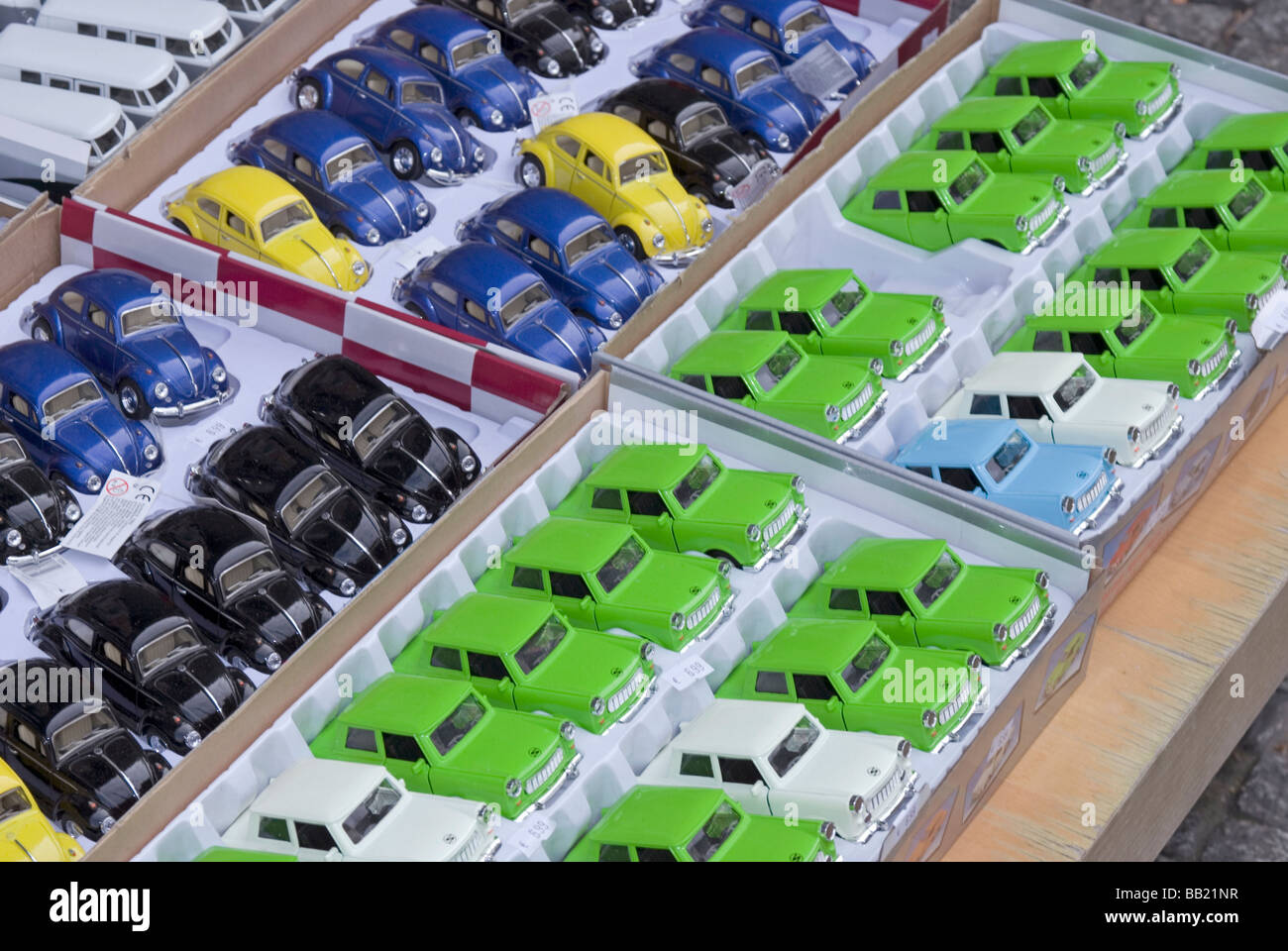 Toy Trabant e Volkswagen automobili per la vendita su un souvenir turistici in stallo a Berlino Germania Foto Stock