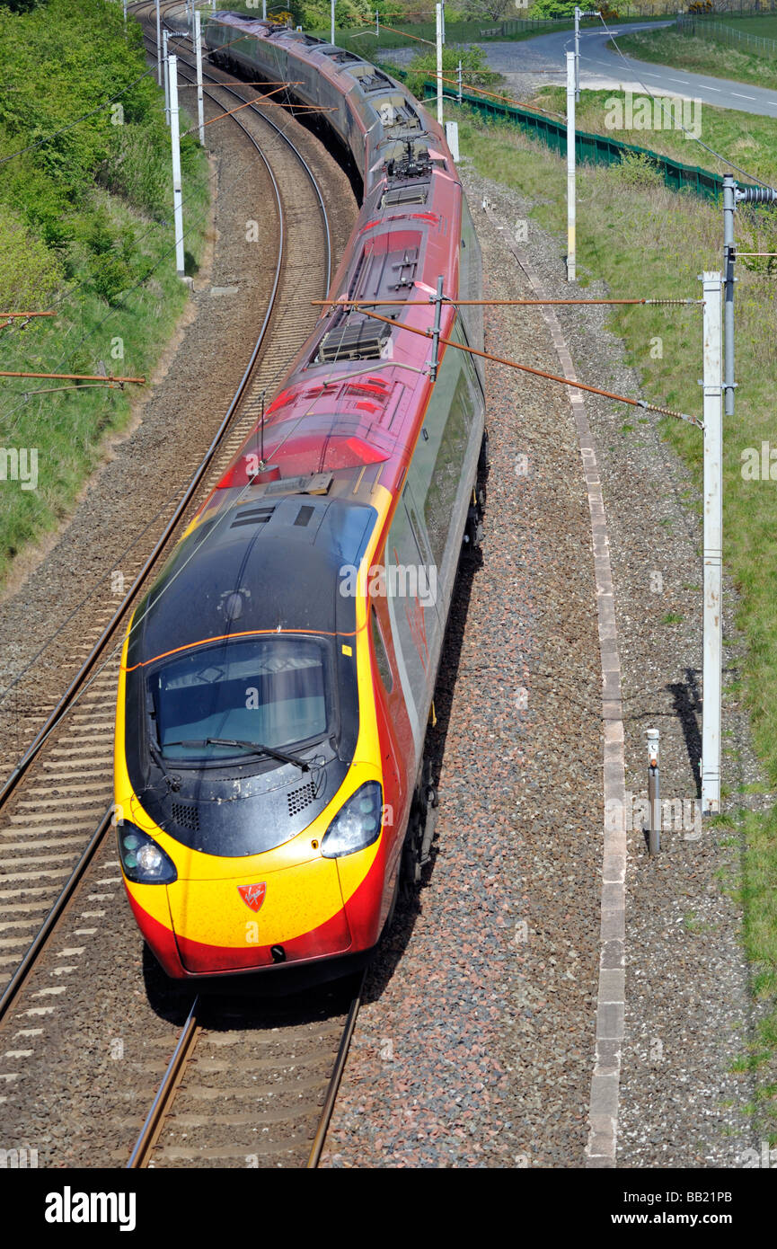 La British Rail Class 390 'Pendolino', Electric Multiple Unit, in velocità. Linea principale costa occidentale, Lambrigg, Cumbria , in Inghilterra, Regno Unito Foto Stock