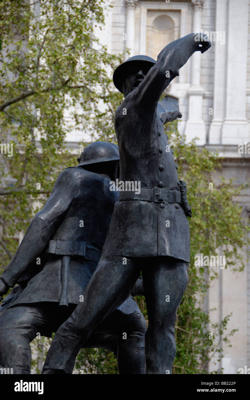 Vigili del Fuoco Nazionale Memorial vicino a St Paul s Cathedral nella città di Londra Foto Stock