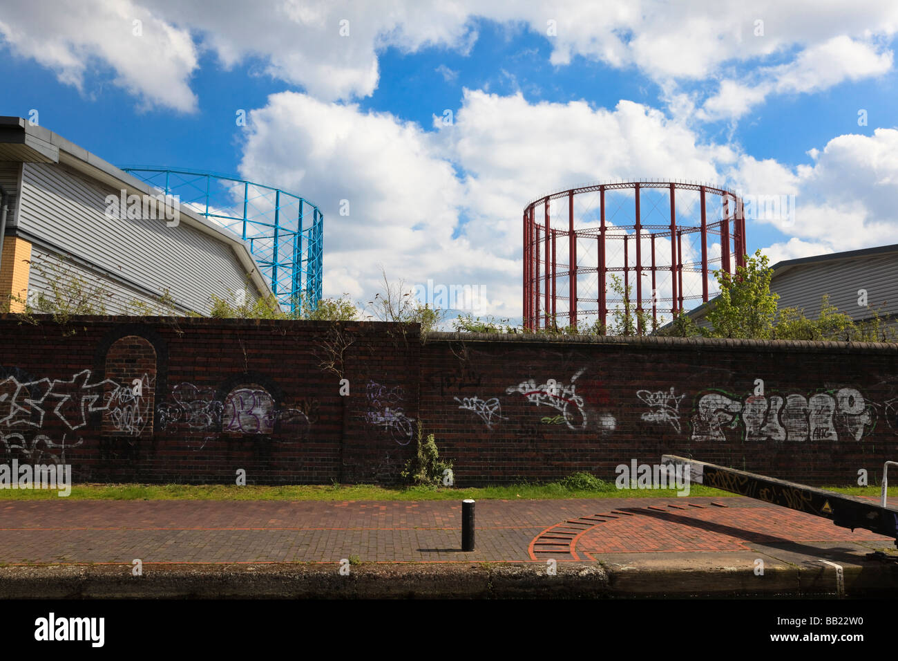 Il rosso e il blu gasometro telai da Birmingham e Fazeley Canal al Aston, Birmingham Foto Stock