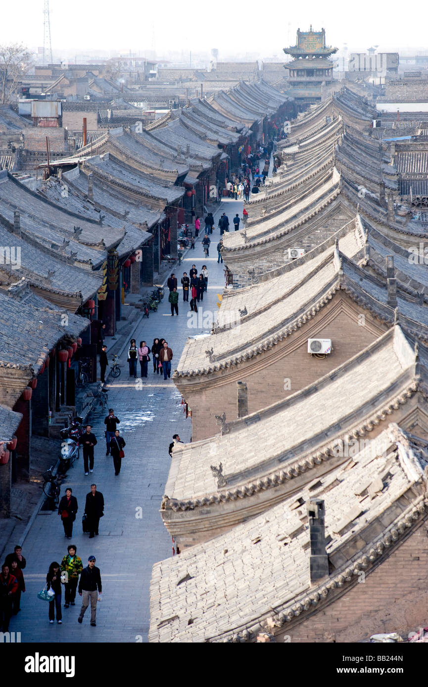 La strada principale di Nan Dajie in Pingyao antica città murata, nella provincia di Shanxi, Cina Foto Stock