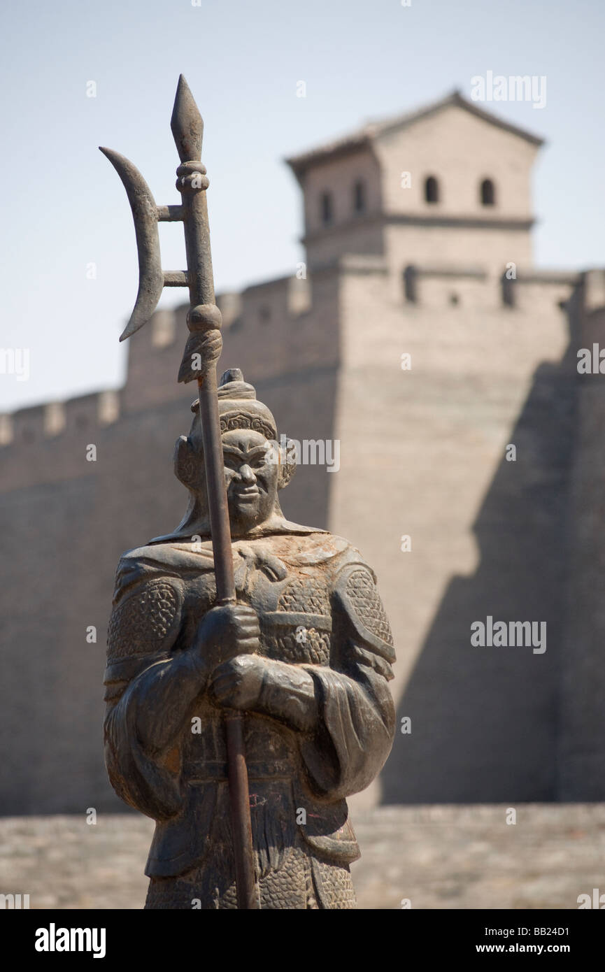 Warrior presso la porta nord ingresso di Pingyao antica città murata, nella provincia di Shanxi, Cina Foto Stock