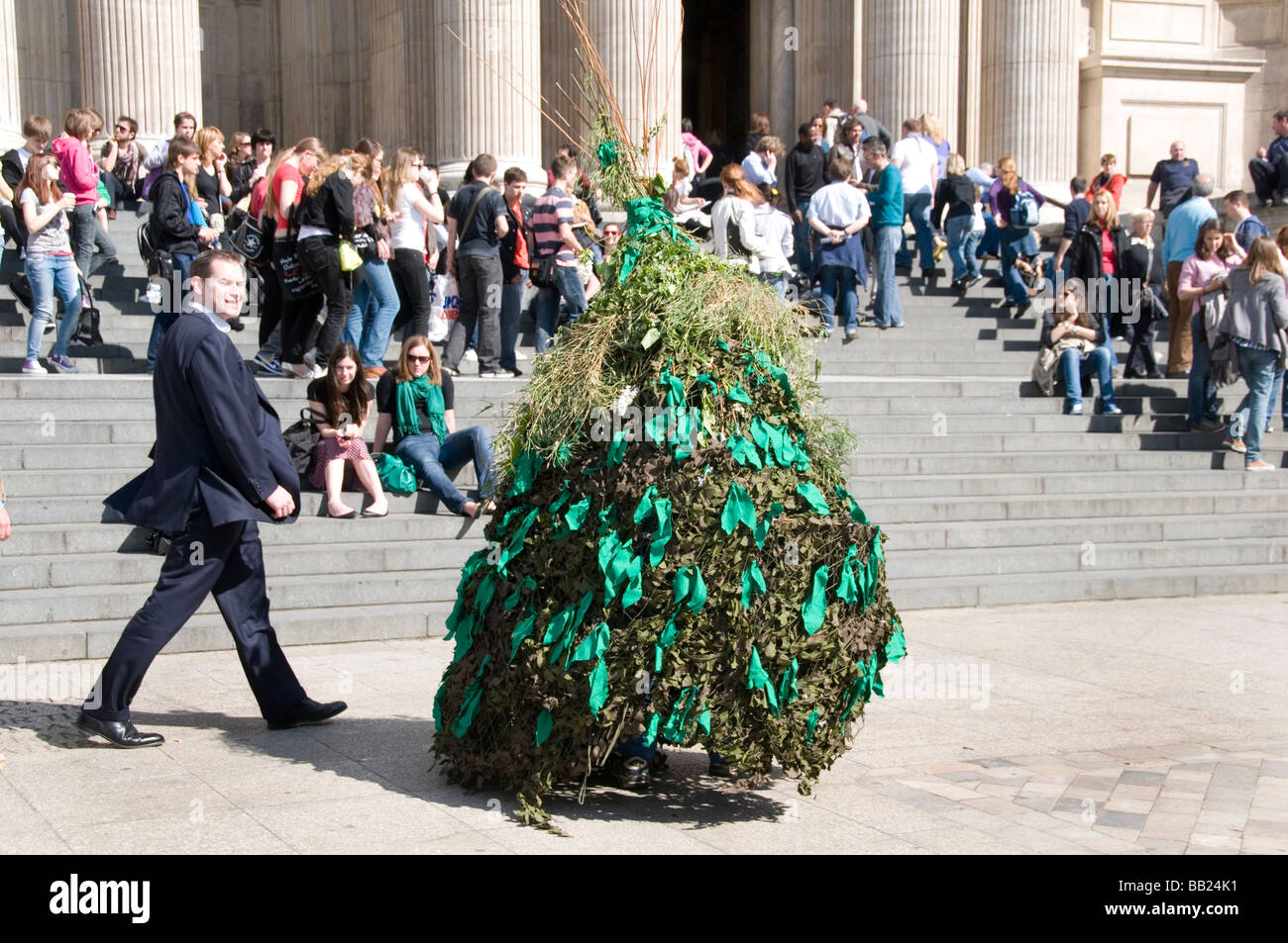 Londra Maypole alla St Paul s Cathedral per celebrare la fine della stagione invernale inizio di estate Jack in verde nella parte anteriore dei turisti Foto Stock