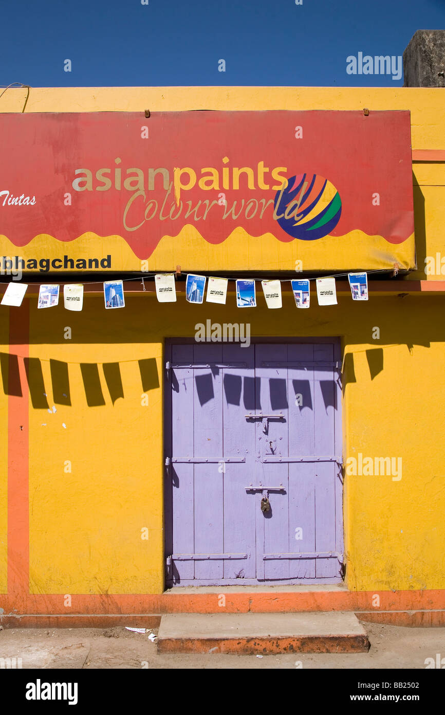 Un negozio di vernice nell'ex colonia portoghese di Diu. La città chiude per una siesta di mezzogiorno e il negozio è chiuso. Foto Stock