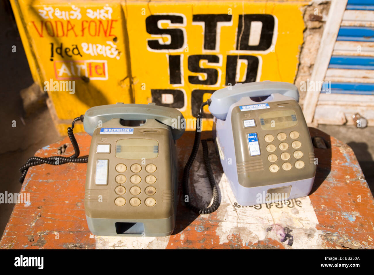 Telefoni pubblici nell'ex colonia portoghese di Diu, India. La città è ora parte di India. Foto Stock