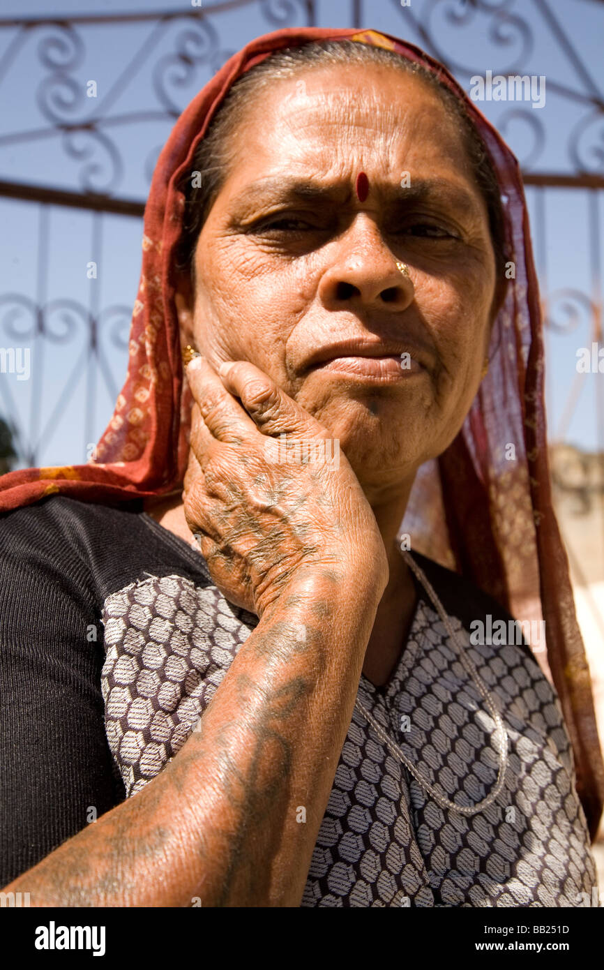 Un Gujarati donna nella ex colonia portoghese del DIU, India. La donna ha il tipico tatuaggio marcature sul suo avambraccio. Foto Stock