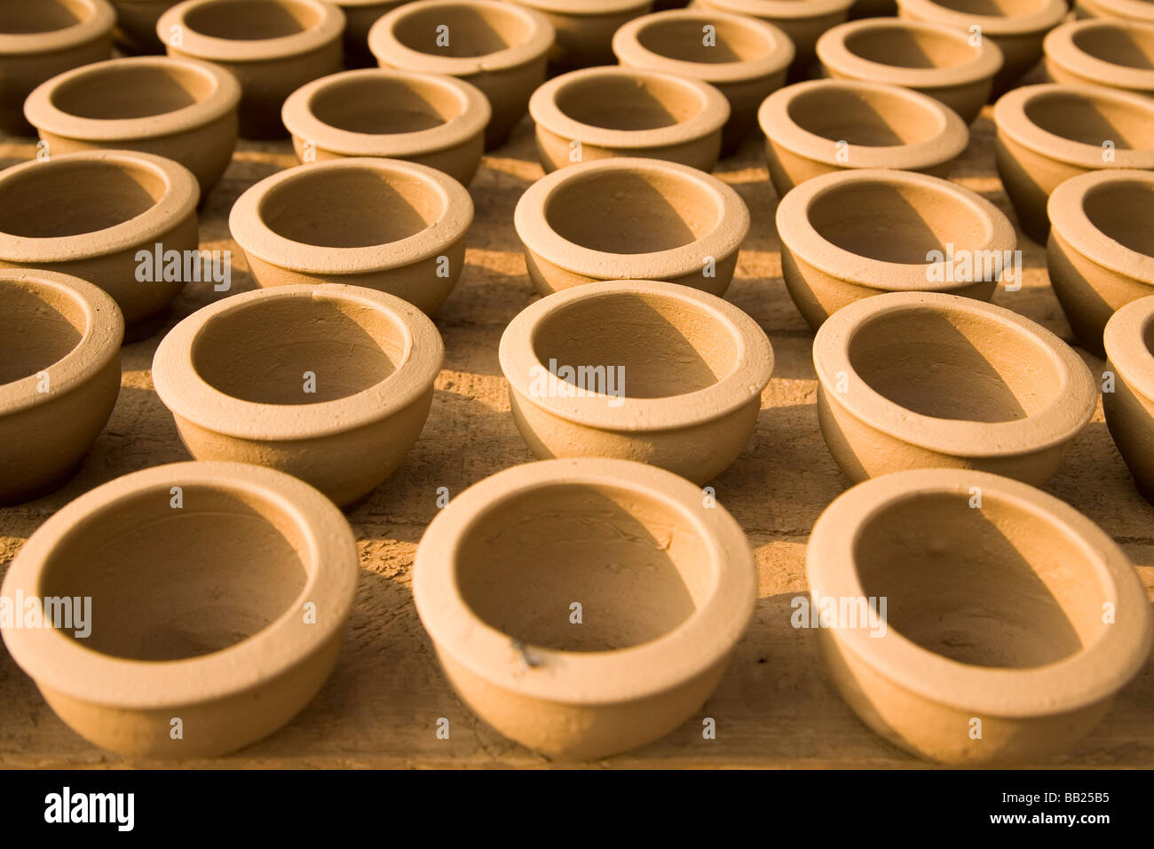 Pentole di creta in vendita a Bangalore in India. Una sezione della città è conosciuta come città della ceramica Foto Stock