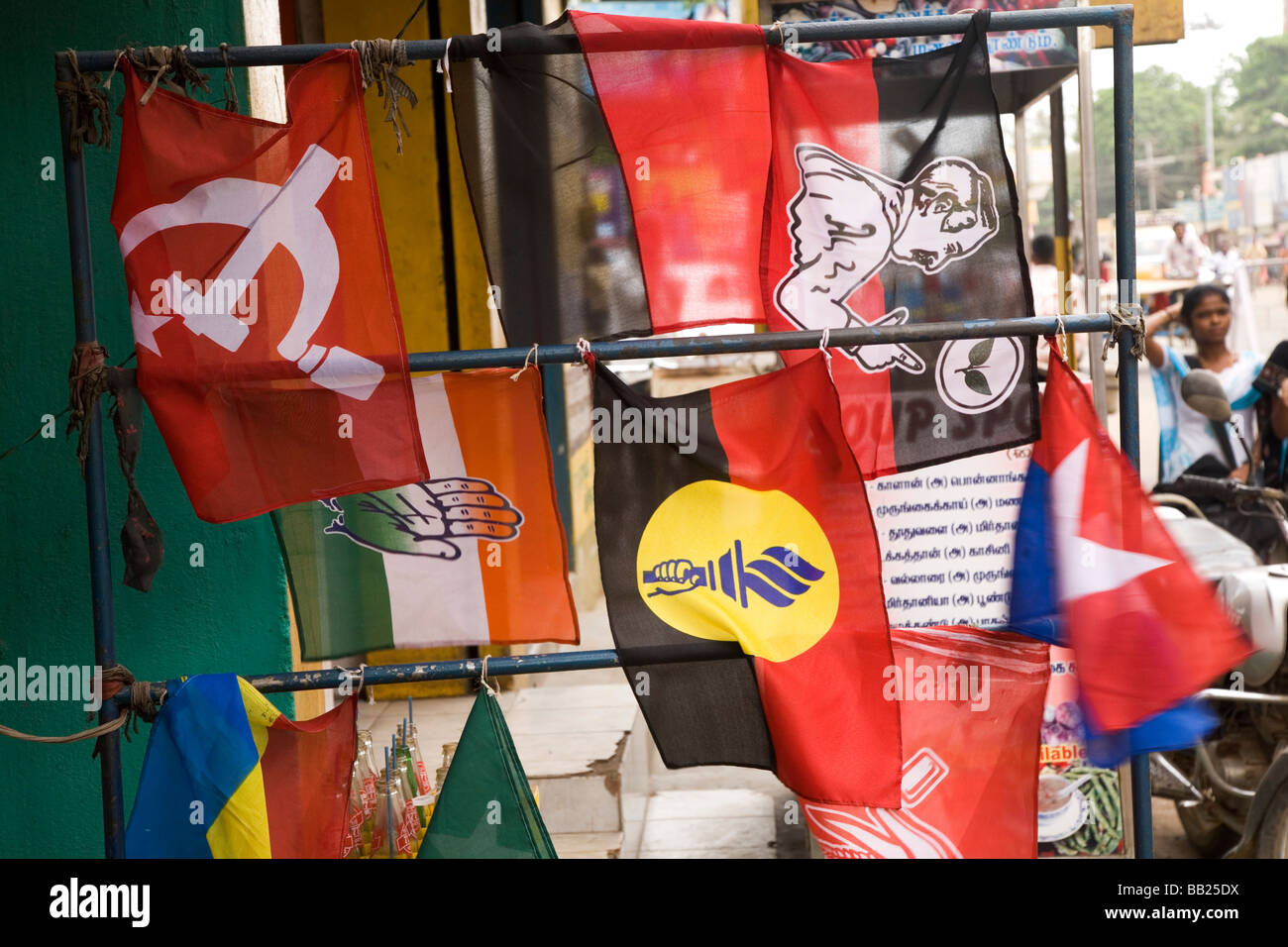 Le bandiere dei partiti politici per contestare l'Indiano elezione generale soffiare la brezza a Thanjavur in Tamil Nadu, India. Foto Stock