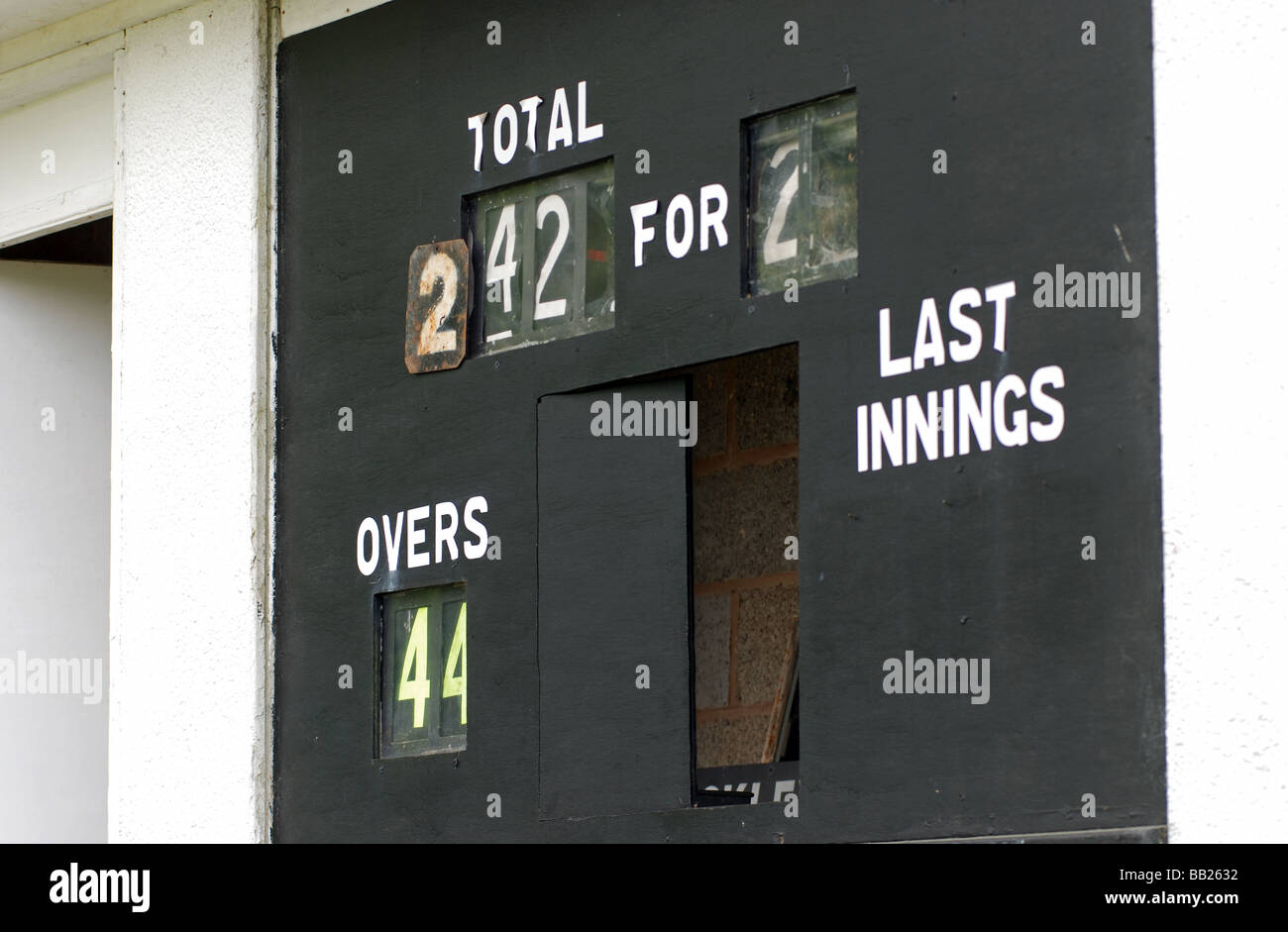 Village cricket scoreboard a Hockley Heath, West Midlands, England, Regno Unito Foto Stock