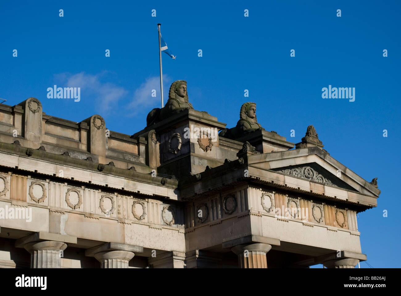 Pietra scolpita dettagli su parte della Royal Scottish Academy (galleria d'arte), Edimburgo, Scozia. Foto Stock