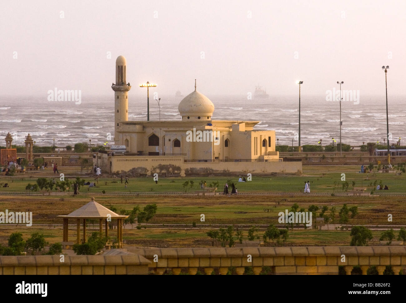 La Spiaggia di Clifton e Moschea di Karachi in Pakistan Foto Stock