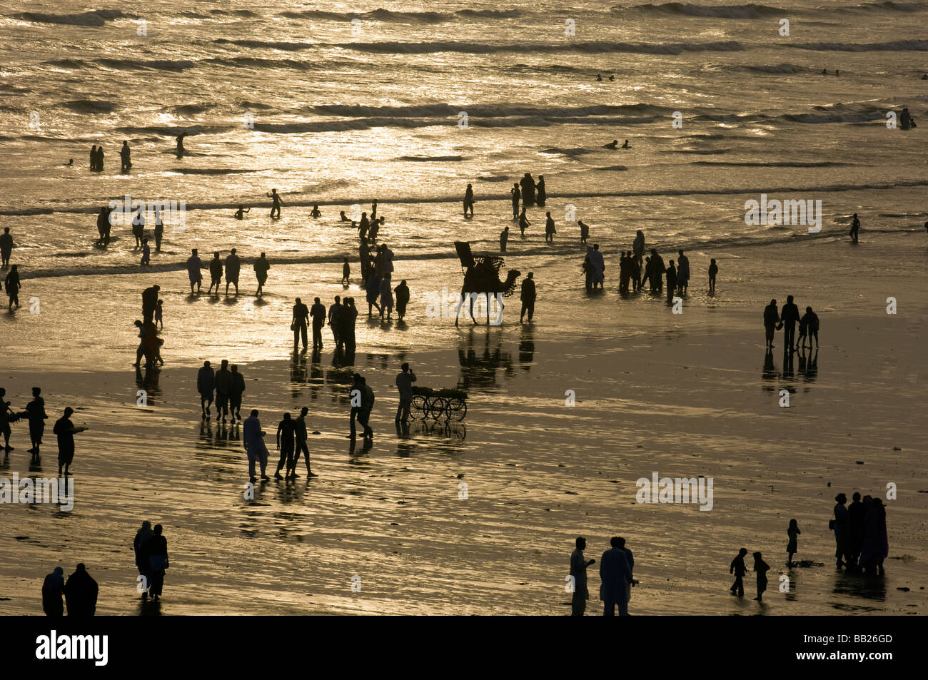 Pakistani godendo i cammelli e il mare sulla spiaggia di Clifton e Karachi in Pakistan Foto Stock
