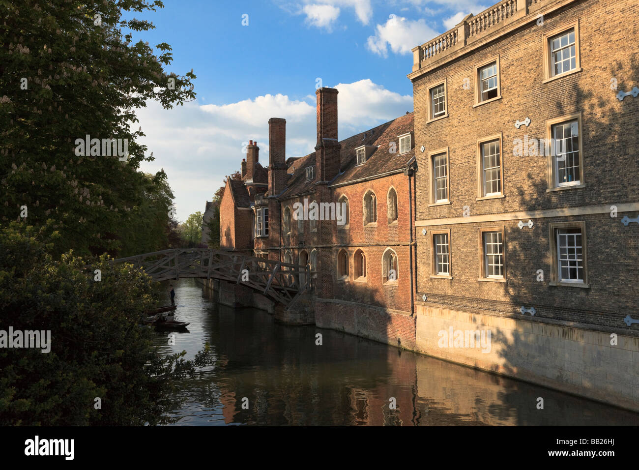 Queen's College sulle rive del fiume Cam, a Cambridge, Regno Unito Foto Stock