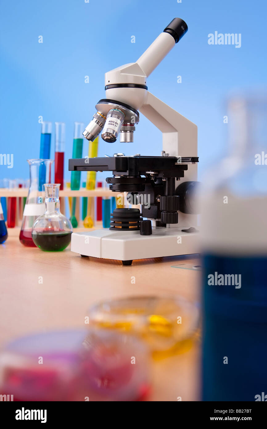 Microscopio e di medici o di ricerca scientifica attrezzature in un ambiente di laboratorio Foto Stock