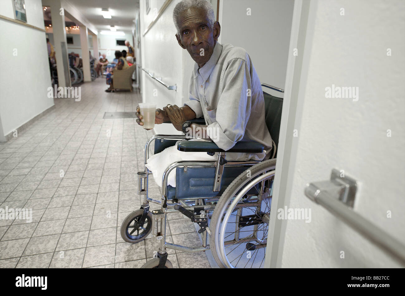 Saba il fondo dei Lions Club in Henry ogni vecchiaia casa durante la loro annuale dei cittadini anziani giorno Foto Stock