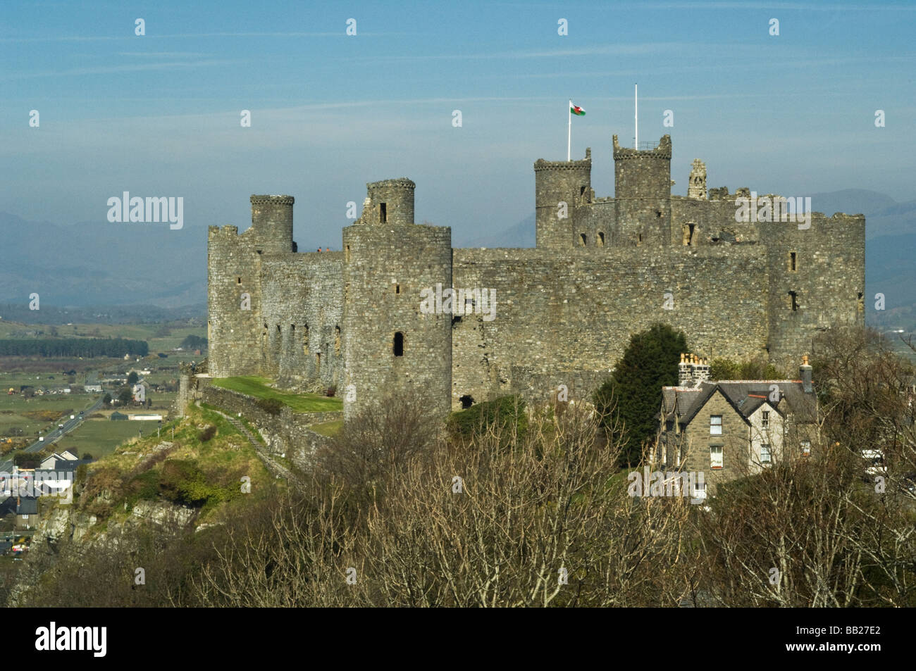 Harlech Castle Galles del Nord in una giornata di sole con cielo blu Foto Stock