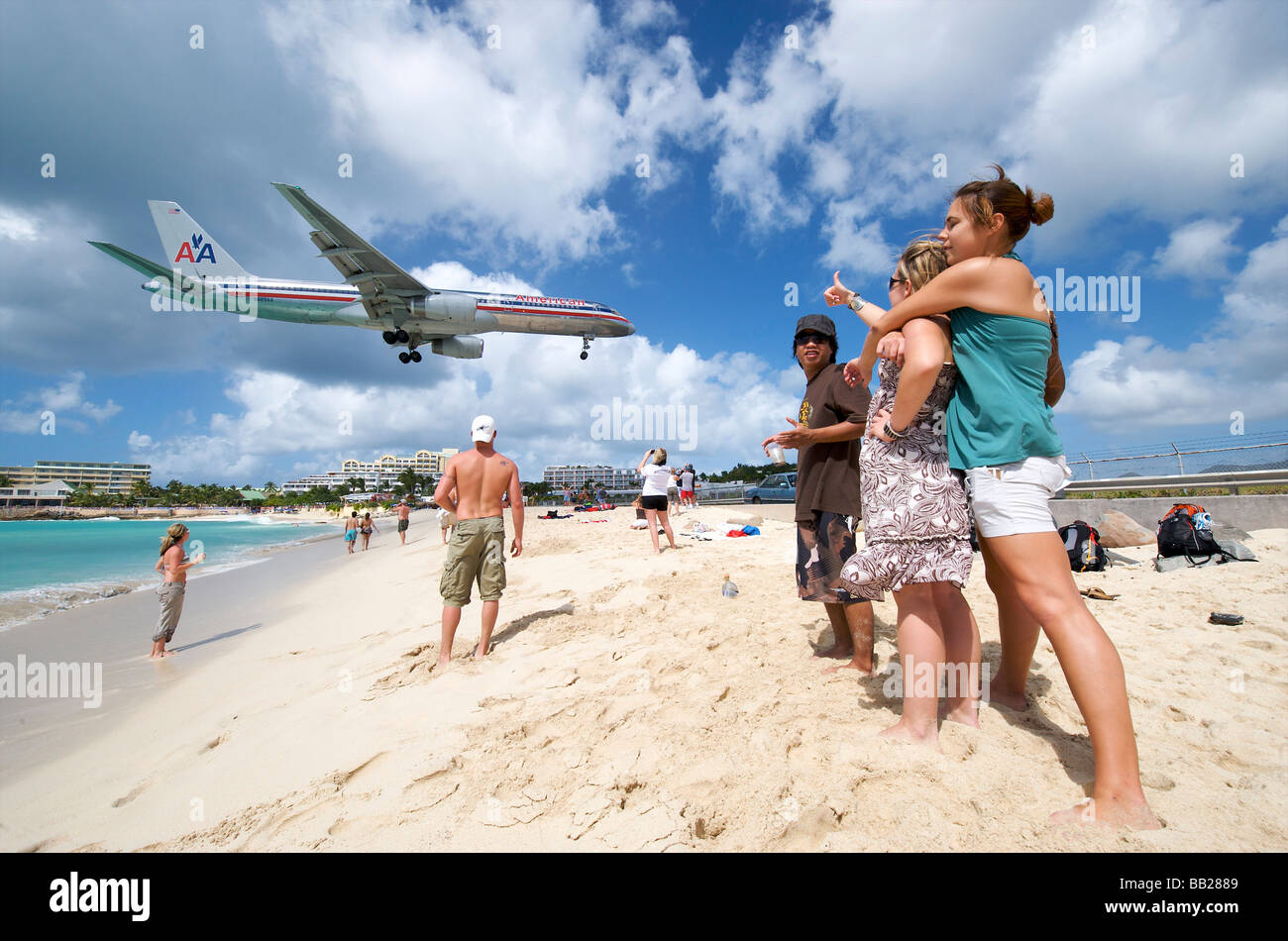 Sint Maarten un piano volando a bassa quota sopra la Maho beach in Princess Juliana International Airport Foto Stock