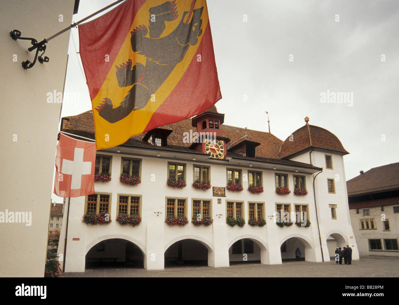 Il municipio e il cantone di Berna e i flag svizzeri di Thun in Svizzera Foto Stock