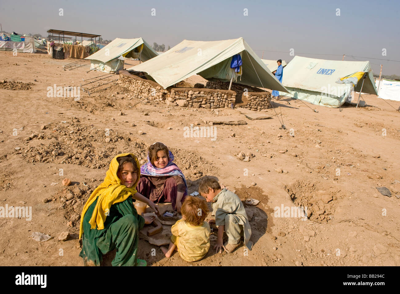 I bambini in un campo profughi di Peshawar, NWFP. Foto Stock
