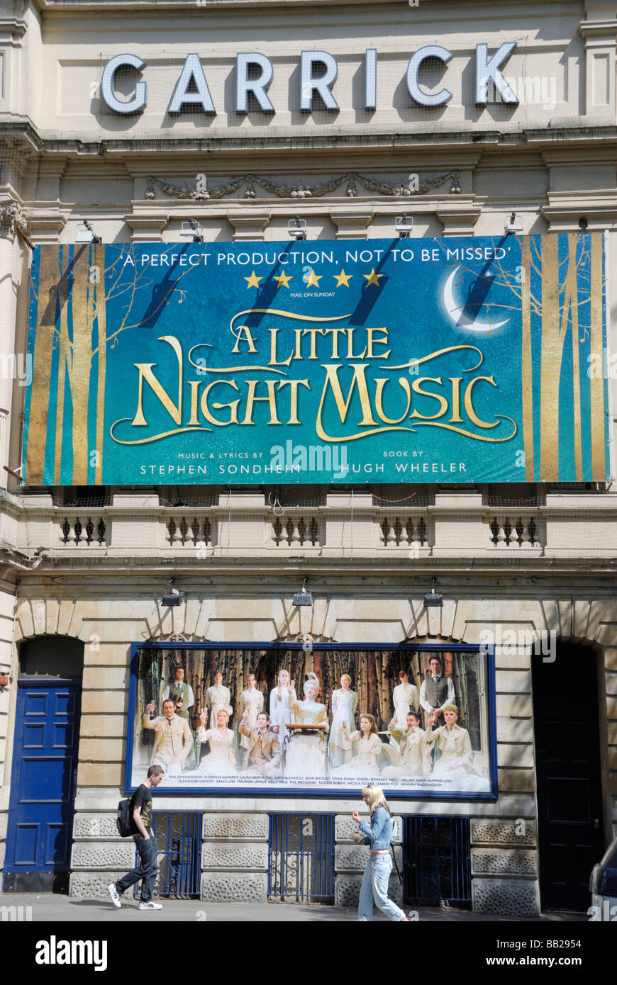 Cartelloni pubblicitari il musical A Little Night Music al di fuori il Garrick Theatre London Foto Stock