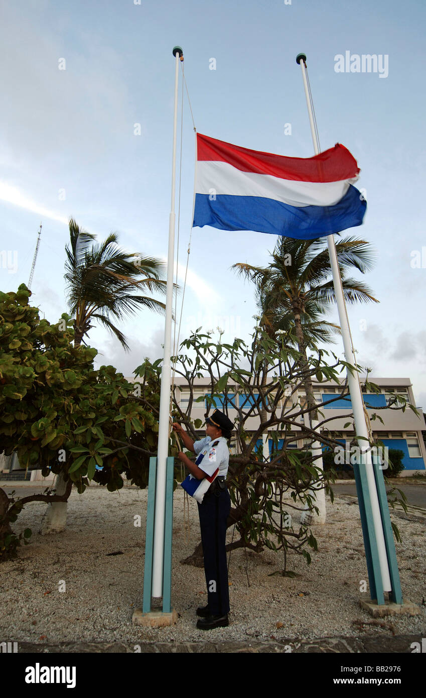Antille Olandesi Bonaire sollevando la bandiera olandese presso la stazione di polizia Foto Stock