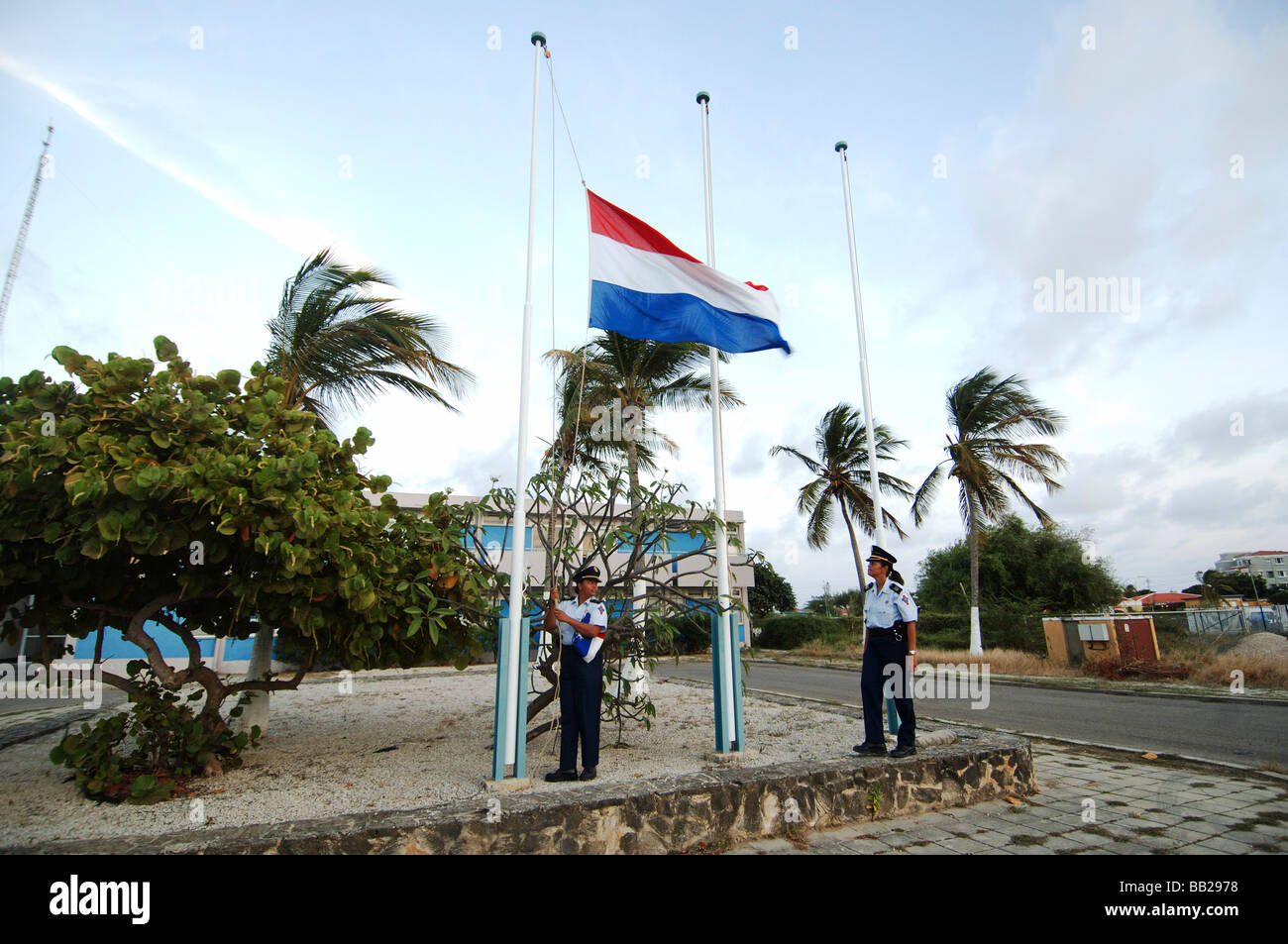 Antille Olandesi Bonaire sollevando la bandiera olandese presso la stazione di polizia Foto Stock