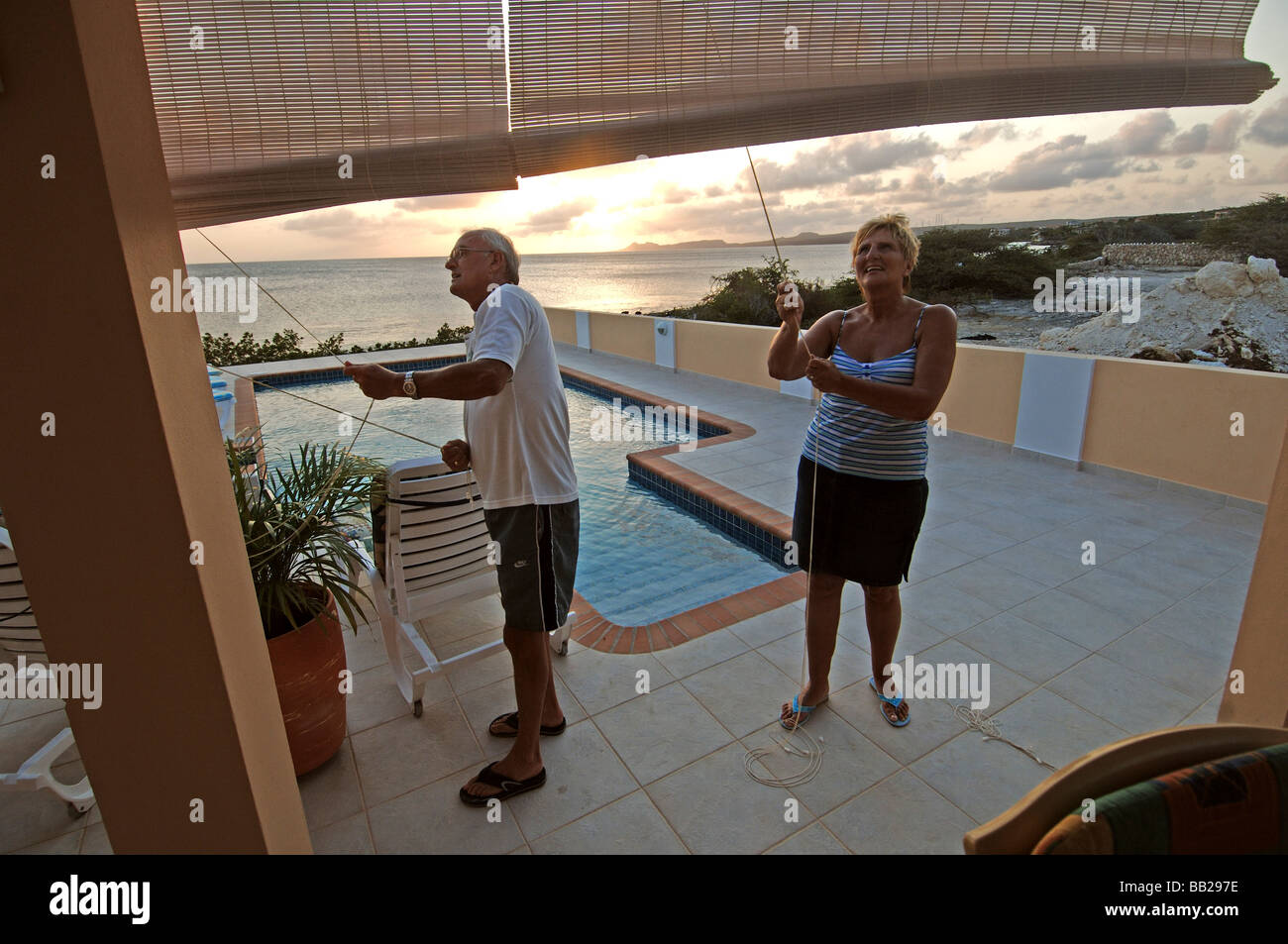 Antille Olandesi Bonaire i pensionati olandesi nella loro casa con piscina e vista oceano Foto Stock