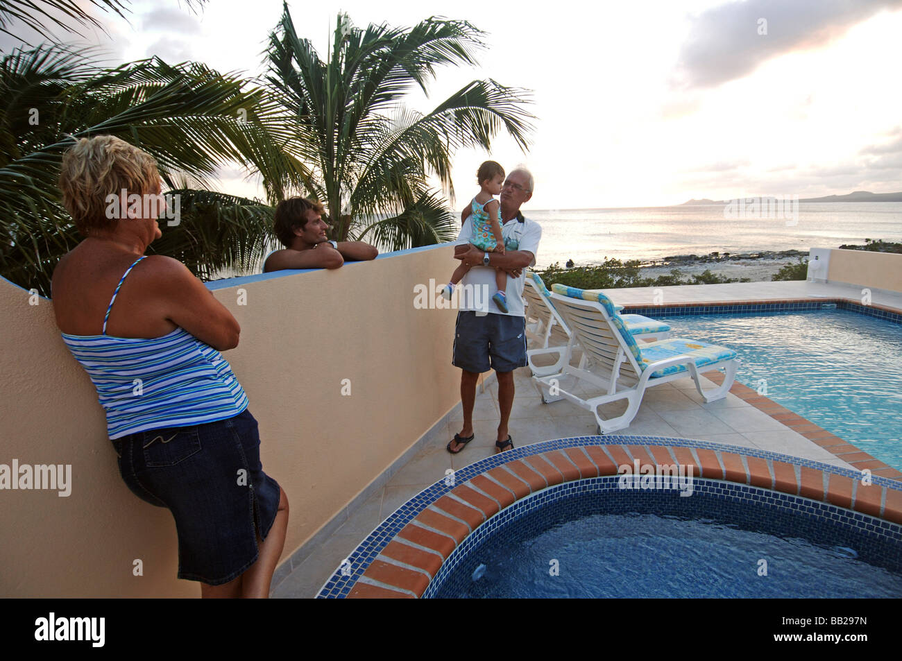 Antille Olandesi Bonaire i pensionati olandesi nella loro casa con piscina e vista oceano Foto Stock