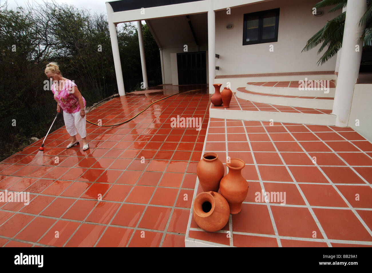 Antille Olandesi Bonaire agente immobiliare che mostra i client americano una proprietà Foto Stock