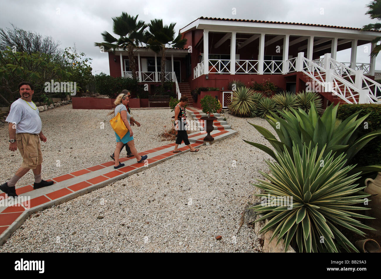 Antille Olandesi Bonaire agente immobiliare che mostra i client americano una proprietà Foto Stock