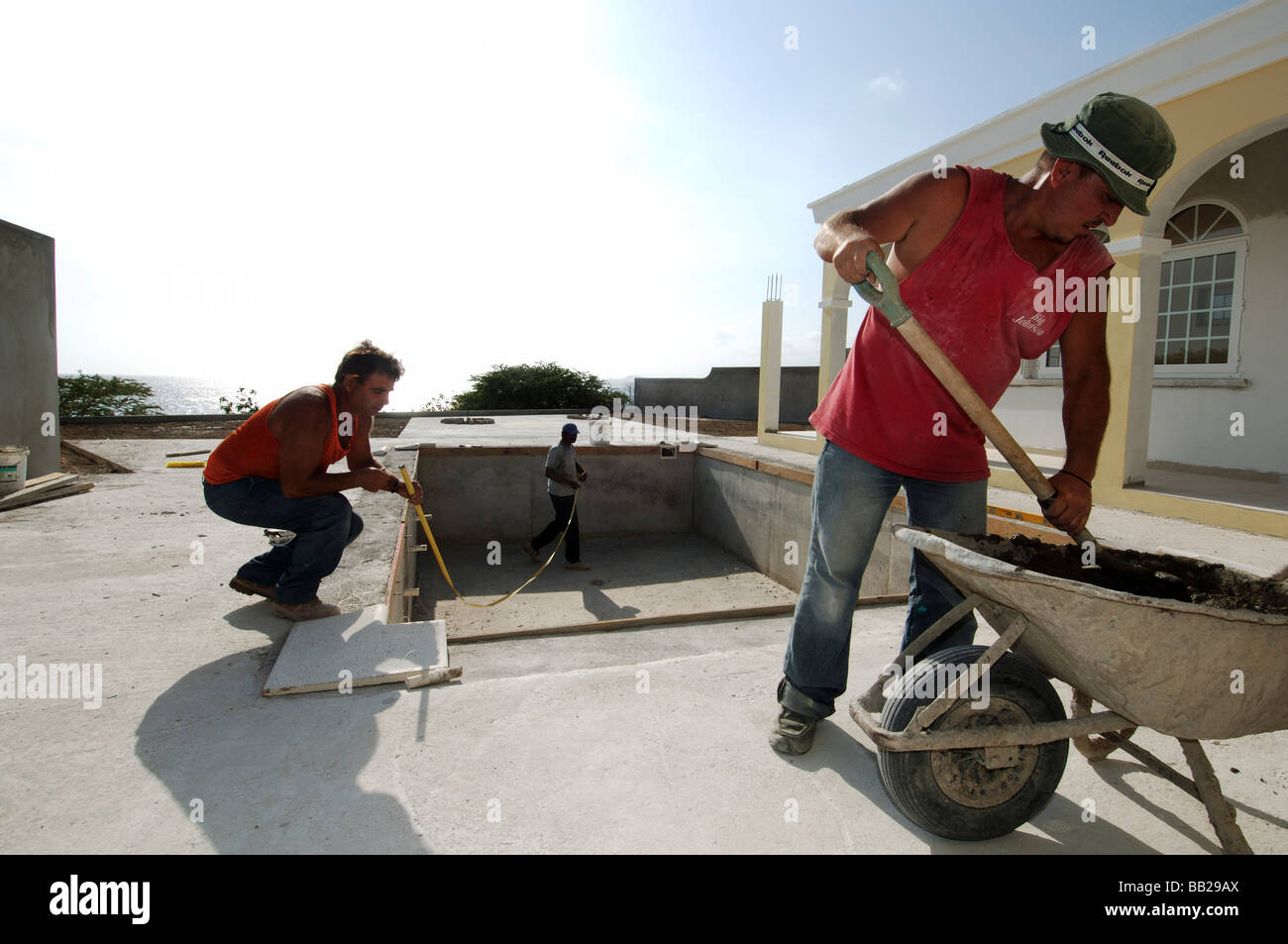 Antille Olandesi Bonaire sud americana di lavoratori edili lavorando su un progetto di edilizia abitativa Foto Stock