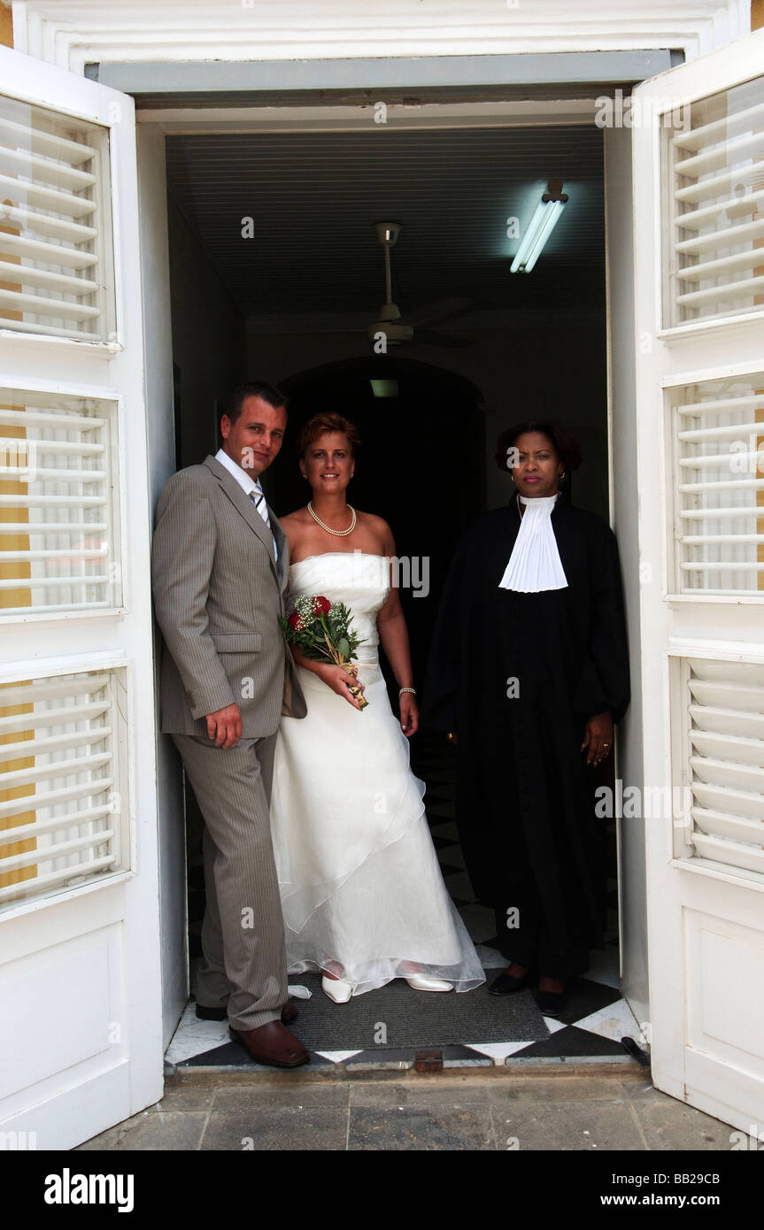 Antille Olandesi Bonaire Kralendijk cerimonia di nozze di una coppia olandese presso il municipio e il palazzo del governo Foto Stock