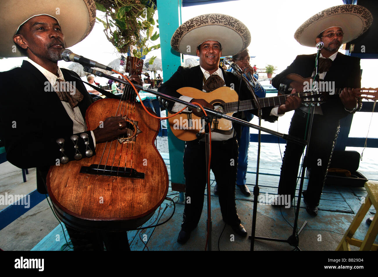 Antille Olandesi Bonaire un messicano di band che suona musica latina in un bar Foto Stock