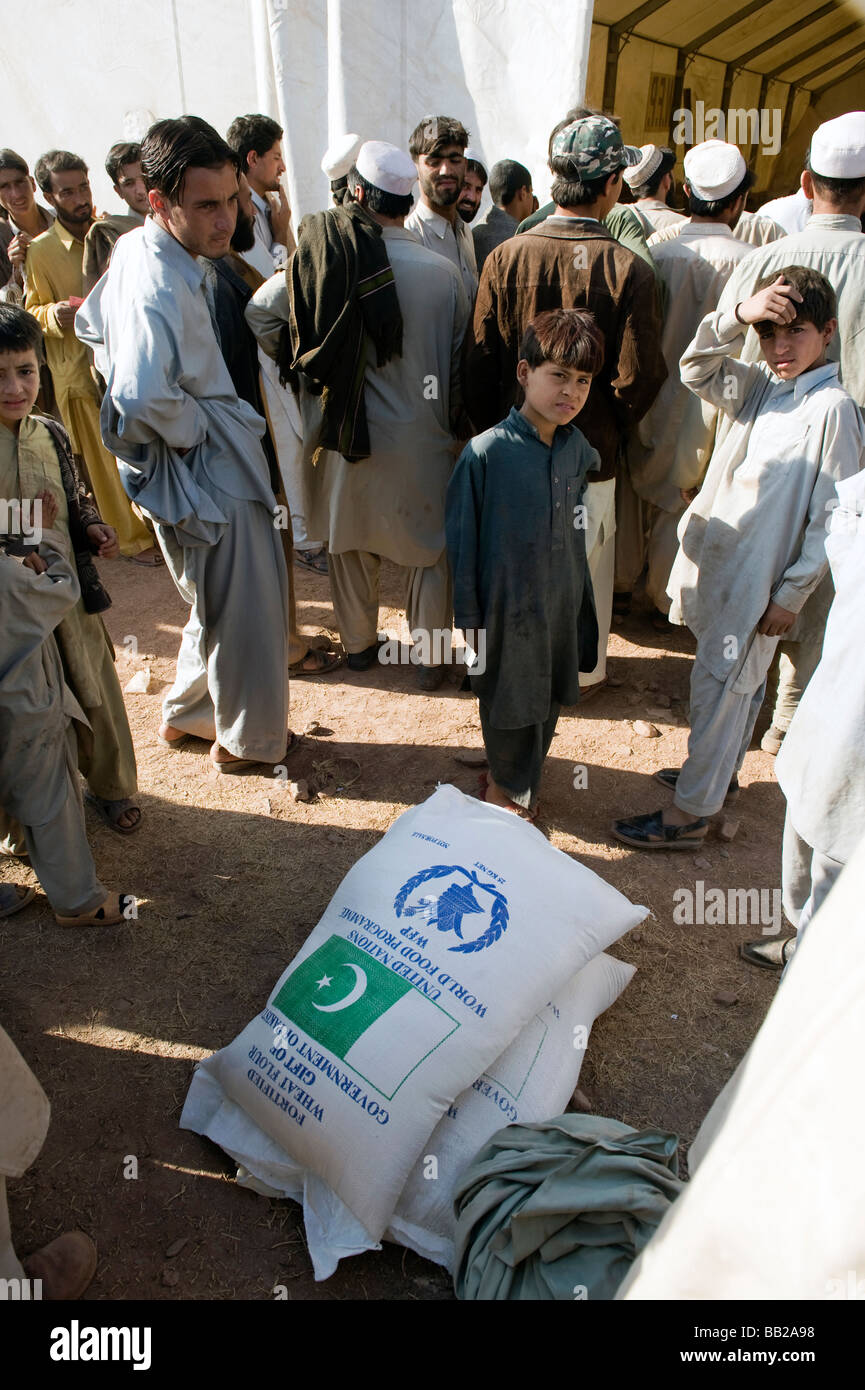 Spostato di pesanti combattimenti nelle zone del nord del Pakistan la gente arriva a Peshawar in Pakistan NWFP 2009 Foto Stock
